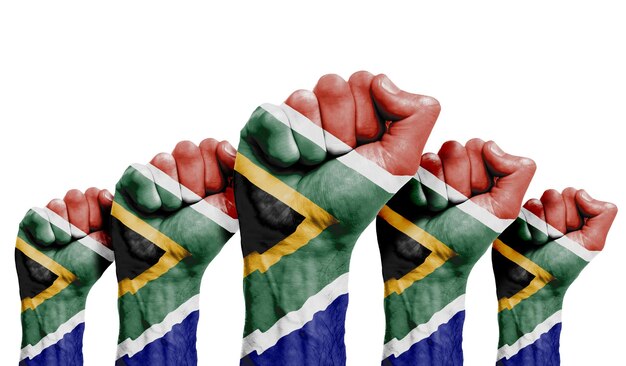 Un poing levé d'un des manifestants peint avec le drapeau sud-africain