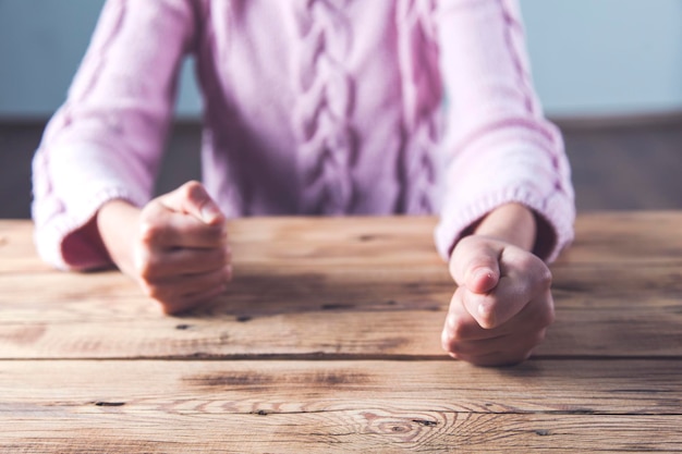 Photo poings de femme en colère sur le bureau