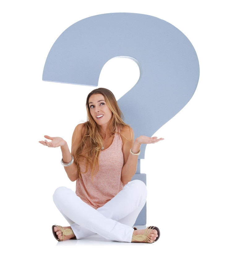 Photo point d'interrogation confus et femme en studio avec signe pour la décision d'idées et la résolution de problèmes sur la maquette question d'échec de la mémoire et doute du modèle avec pourquoi icône police ou carton pour la recherche de solution