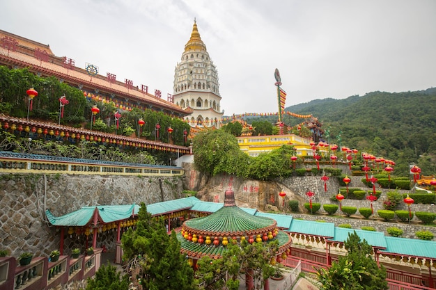 Point de repère du temple Kek Lob Si de Penang en Malaisie.