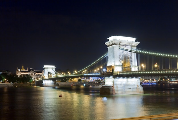 Point de repère hongrois, vue nocturne du pont des chaînes de Budapest