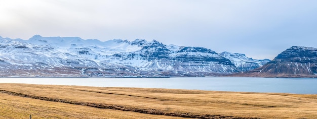 Point de repère populaire bien connu de la montagne Kirkjufell d'Islande du côté opposé avec le lac environnant