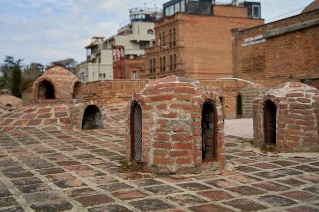 Point de repère de la ville populaire à Tbilissi. Ancien complexe souterrain de bains de soufre.