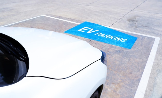 Point de stationnement de véhicule électrique EV pour recharger la voiture électrique gros plan du signe