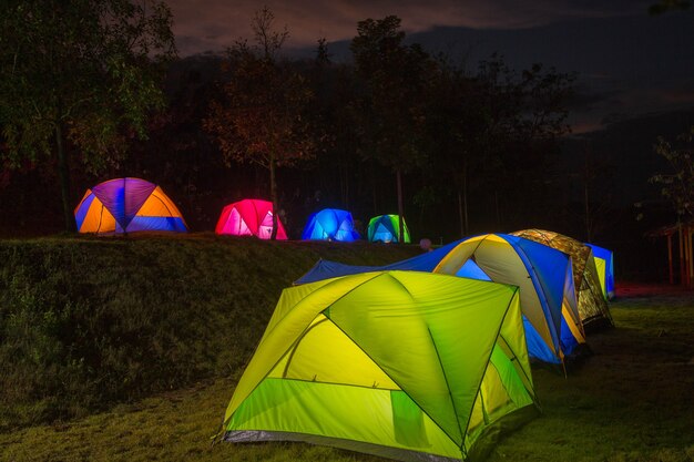 Point de tente de camping en Thaïlande avec l'heure du crépuscule.