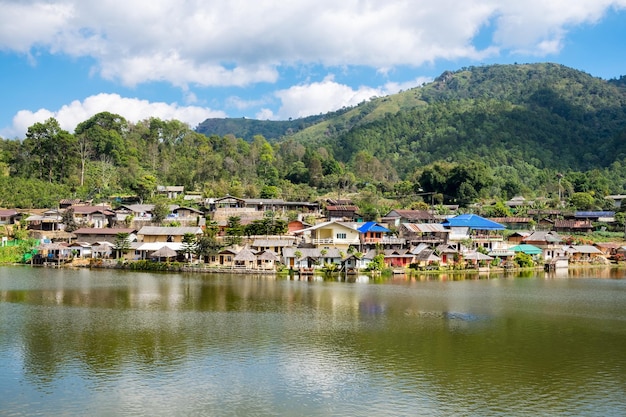 Point de vue ancien village de la tribu sur le lac à ban rak thai