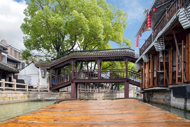 Point de vue des bateaux de tourisme traditionnels chinois le long des canaux de Zhujiajiao à Shanghai, en Chine.