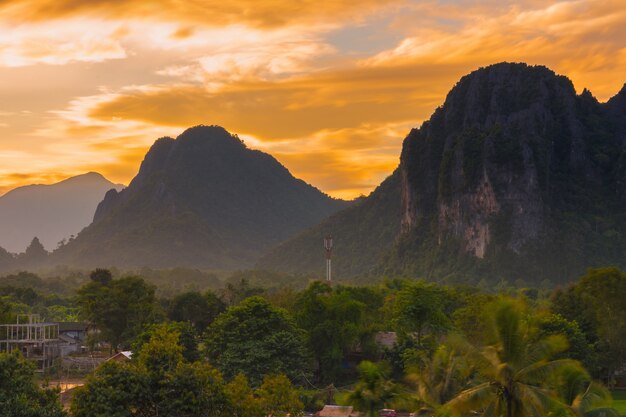 Point de vue et beau coucher de soleil à Vang Vieng, Laos.