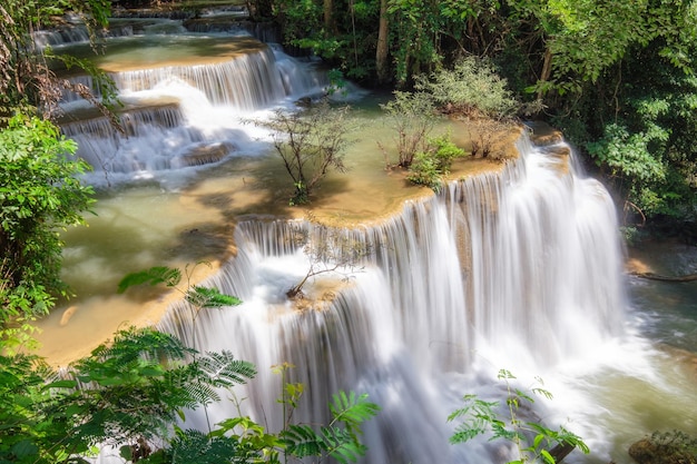 Point de vue de la cascade Huay Mae Khamin au quatrième étage pendant la saison des pluies au parc national de Srinakarin