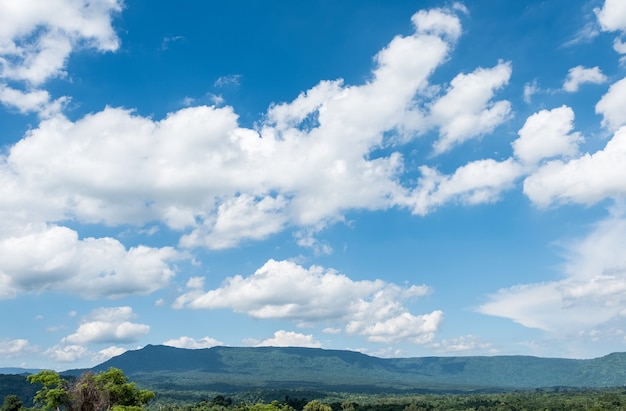 Point de vue de la chaîne de montagnes de grès dans le parc national, forêt tropicale autour de la montagne, heure du matin avec le ciel bleu nuageux, vue de face avec l'espace de copie.