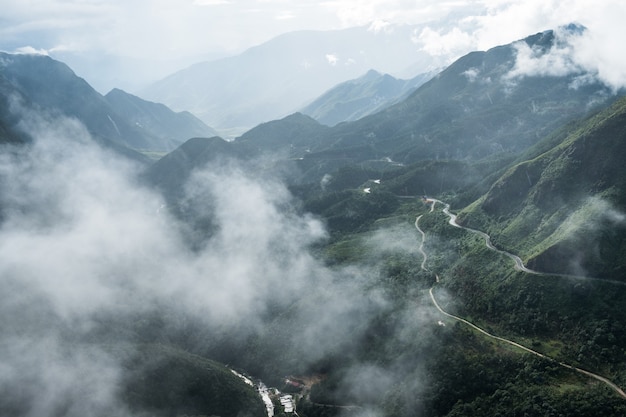 Point de vue de la chaîne de montagnes la plus élevée sur le brouillard dans le col de Tram Ton, Sapa, Vietnam