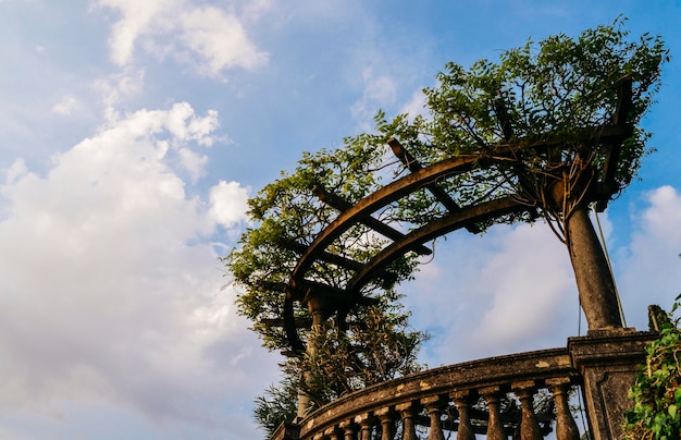 Point de vue classique dans un jardin italien avec ciel bleu et espace de copie