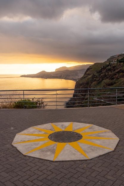 Point de vue de Cristo Rei au coucher du soleil à Funchal en été Madère