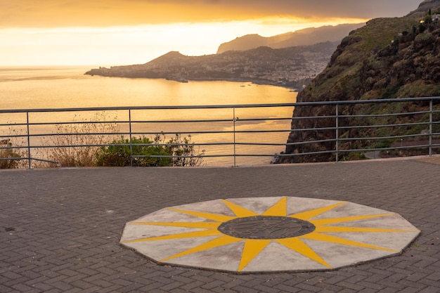 Point de vue de Cristo Rei au coucher du soleil à Funchal en été Madère