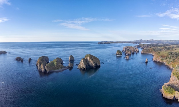 Point de vue d'un drone sur une baie sans nom sur l'île de Shikotan, îles Kouriles.