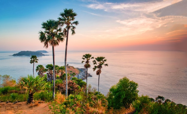 Photo point de vue du cap phromthep au coucher du soleil à phuket, en thaïlande