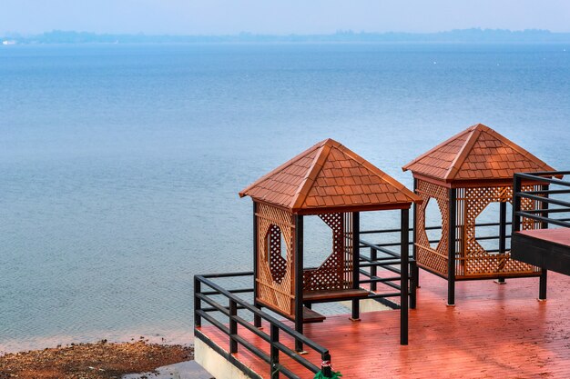 Photo point de vue du réservoir bangpha chonburi, thaïlande avec un ciel bleu