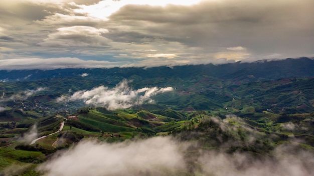 Point de vue élevé sur les montagnes de la forêt tropicale en Thaïlande