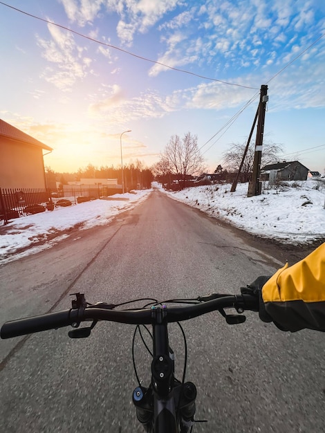 Point de vue de faire du vélo en hiver Vue à la première personne à vélo