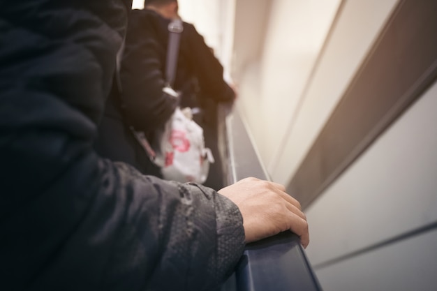 Point de vue d&#39;un homme chevauchant un escalator