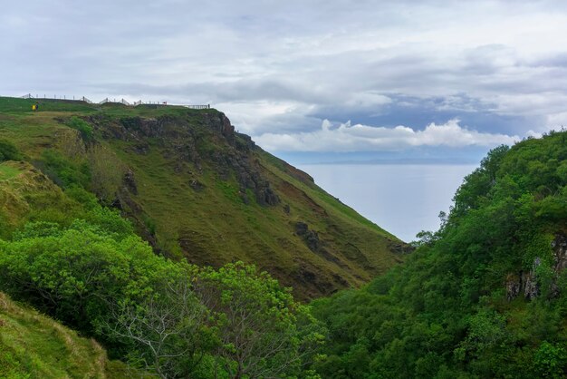 Point de vue à Lealt Gorge et au bord d'une falaise , Isle of Skye , Ecosse