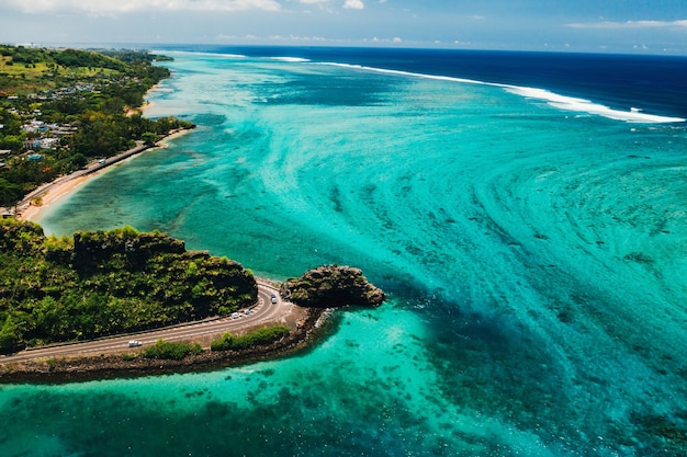 Point de vue Maconde.Monument au capitaine Matthew Flinders à Maurice. Une route insolite vers les îles Maurice. Récif de corail dans l'océan Indien.