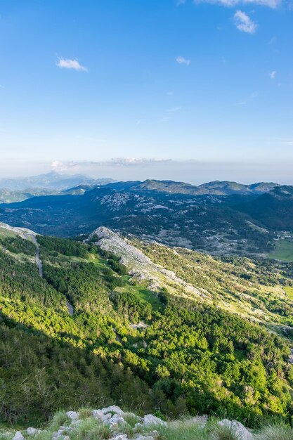 Le point de vue panoramique est au sommet d'une haute montagne