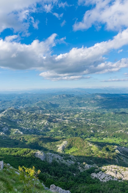 Le point de vue panoramique est au sommet d'une haute montagne