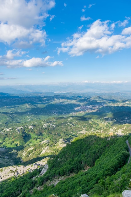 Le point de vue panoramique est au sommet d'une haute montagne