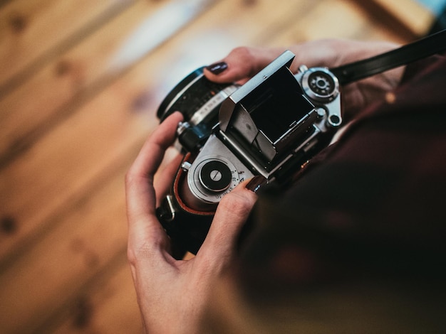 Le point de vue personnel d'une femme tenant un appareil photo vintage