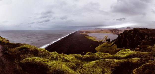 Point de vue de la plage noire à Reynisfjara, Islande