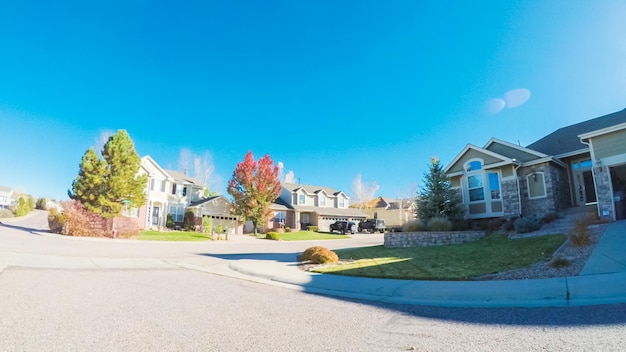 Point de vue POV - Conduire dans un quartier résidentiel de banlieue typique en automne.