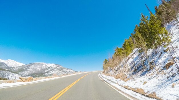 Point de vue POV -Conduire à travers le parc national des Montagnes Rocheuses au printemps.