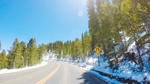 Point de vue POV -Conduire à travers le parc national des Montagnes Rocheuses au printemps.