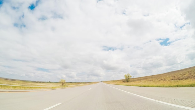 Point de vue POV -Conduire vers l'est sur l'autoroute 76 au printemps.