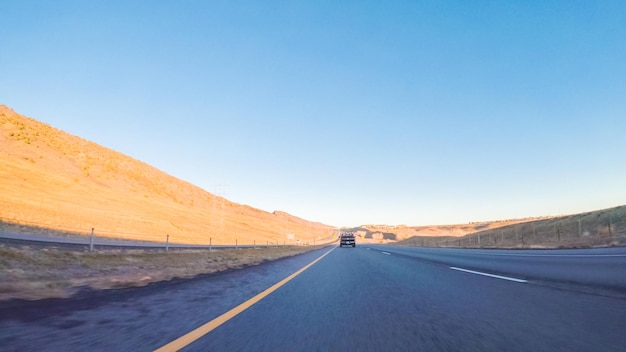 Point de vue POV - Conduite vers l'ouest sur l'autoroute 470 au début de l'hiver.