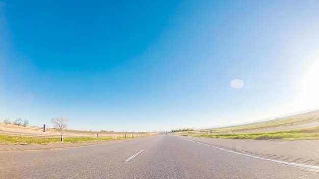 Point de vue POV - Conduite vers l'ouest sur l'autoroute I76 au coucher du soleil.