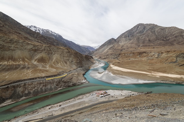 Photo point de vue de sangam avec une journée nuageuse à let ladakh