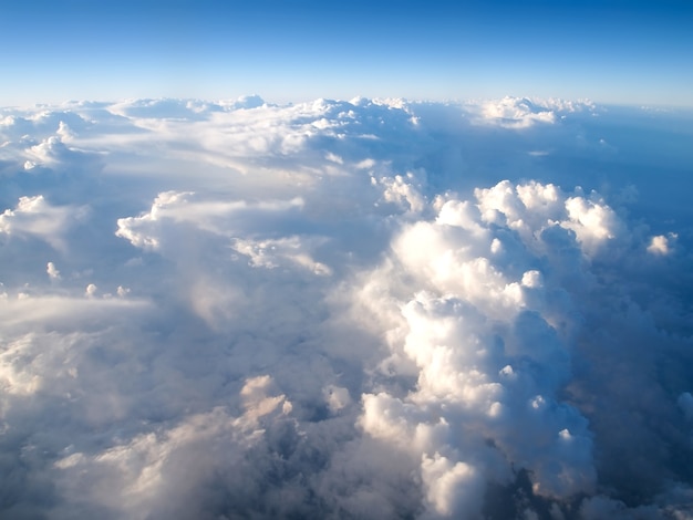 Point de vue scénique de ci-dessus nuages ​​dans le ciel