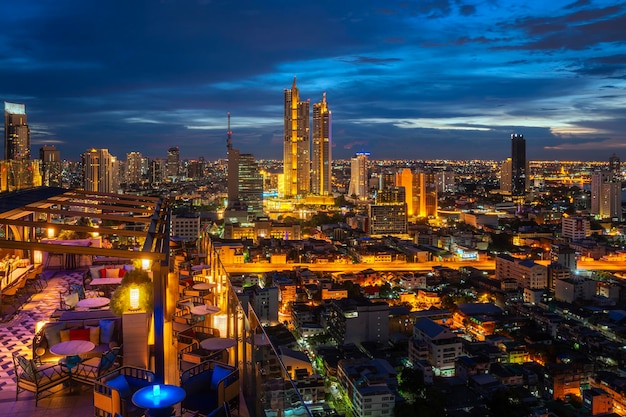 Point de vue supérieur depuis le bar sur le toit, le plus haut bâtiment de la ville de Bangkok avec un ciel bleu