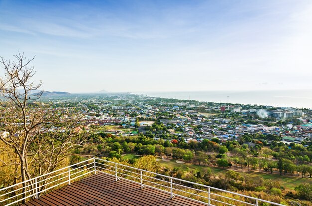 Point de vue de la ville de Hua Hin au matin de beaux paysages en bord de mer dans la province de Prachuap Khiri Khan en Thaïlande.