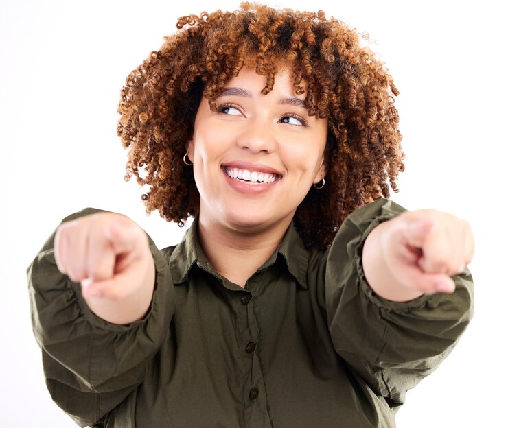 Photo pointant la pensée et la motivation avec une femme noire en studio isolée sur fond blanc pour le choix ou la sélection bonne idée et point avec une jeune femme séduisante choisissant une option