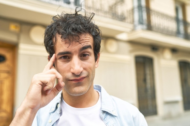 Pointant le temple avec la pensée du doigt concentrée sur une tâche