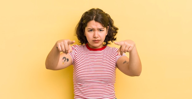 Photo pointant vers l'avant à la caméra avec les deux doigts et une expression de colère vous disant de faire votre devoir