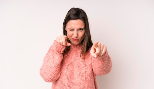 Pointant vers l'avant à la caméra avec les deux doigts et une expression de colère vous disant de faire votre devoir