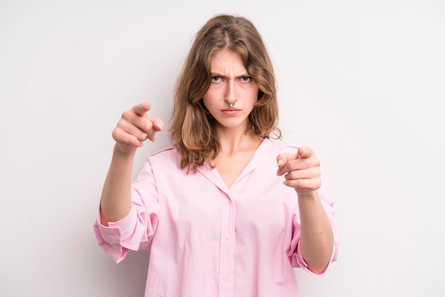 Pointant vers l'avant à la caméra avec les deux doigts et une expression de colère vous disant de faire votre devoir