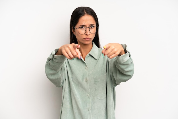 Pointant vers l'avant à la caméra avec les deux doigts et une expression de colère vous disant de faire votre devoir