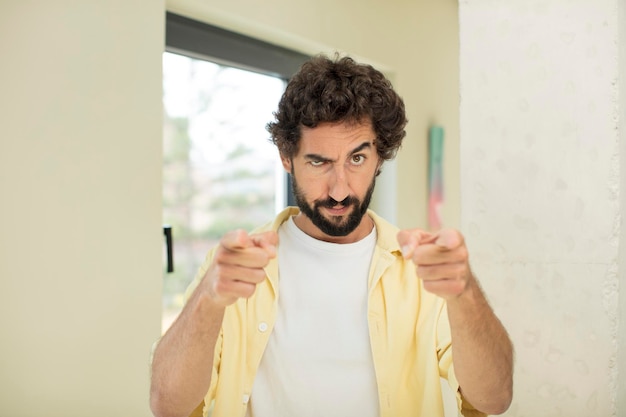 Pointant vers l'avant à la caméra avec les deux doigts et une expression de colère vous disant de faire votre devoir