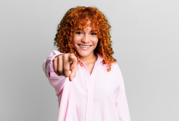 Photo pointant vers la caméra avec un sourire amical confiant satisfait vous choisissant