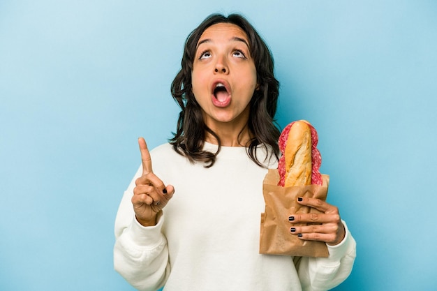 Pointant vers le haut avec la bouche ouverte